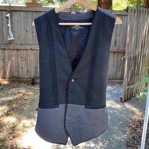initial vest size M